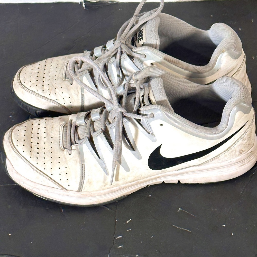 NIKE Swoosh Black White Sport Athletic Basketball Running Shoes